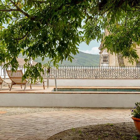 Apartamentos Turisticos El Patio Del Nogal 구아달루페 외부 사진