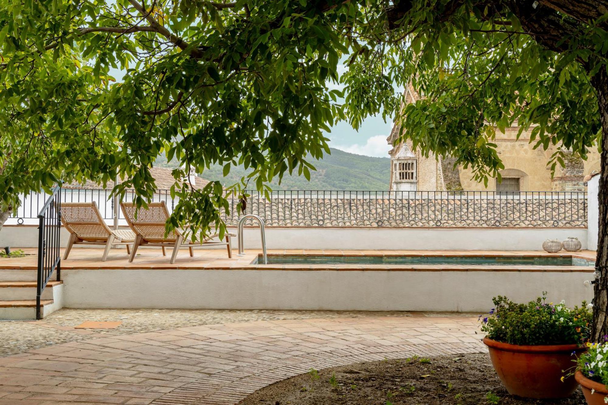Apartamentos Turisticos El Patio Del Nogal 구아달루페 외부 사진