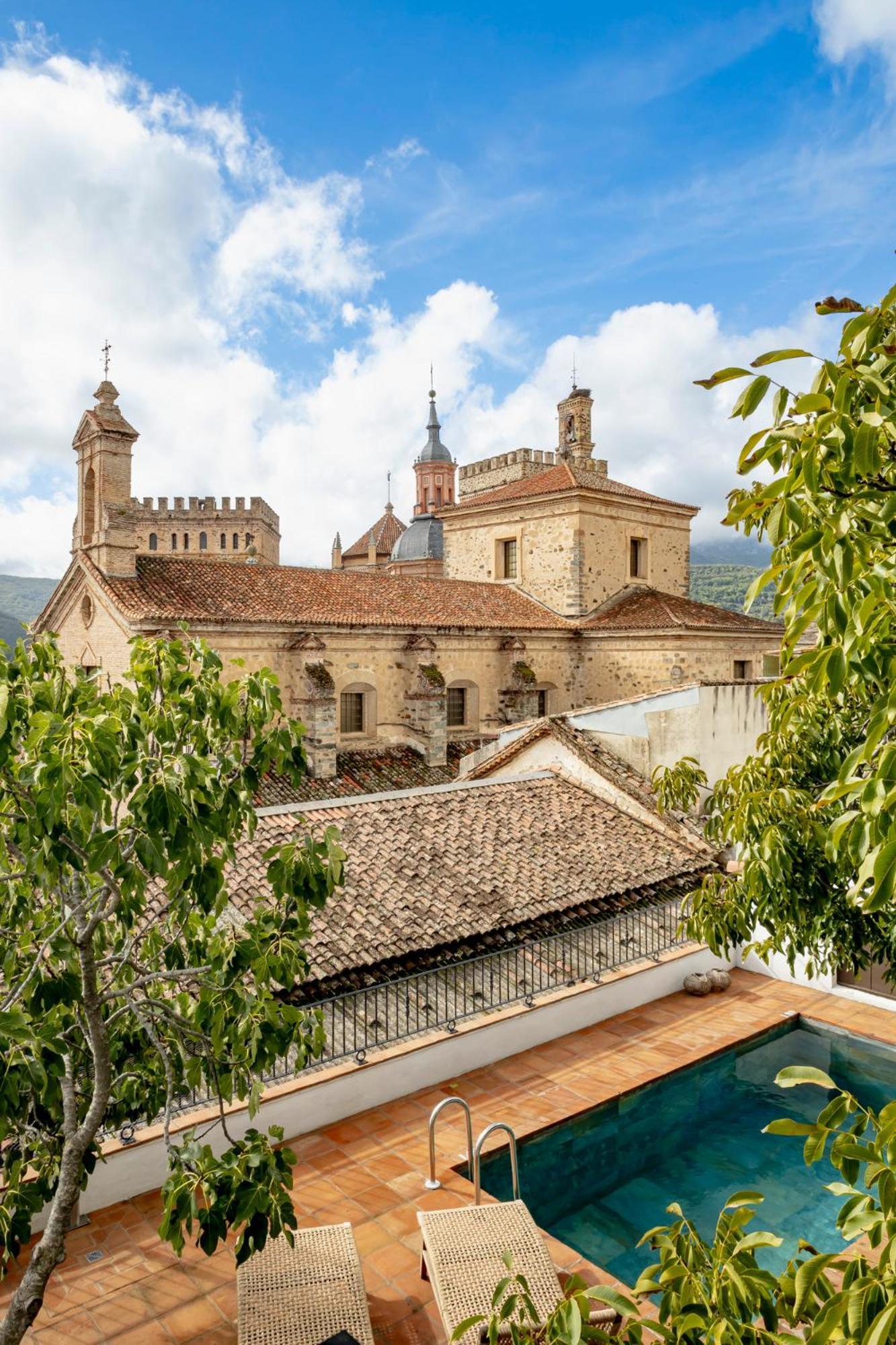 Apartamentos Turisticos El Patio Del Nogal 구아달루페 외부 사진