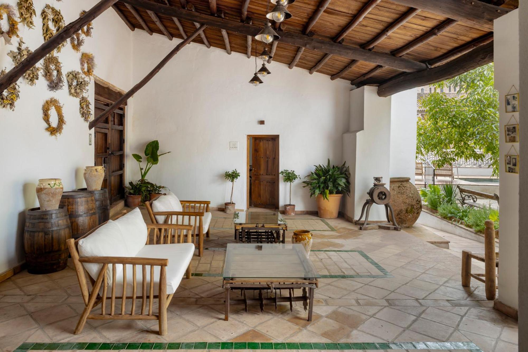 Apartamentos Turisticos El Patio Del Nogal 구아달루페 외부 사진